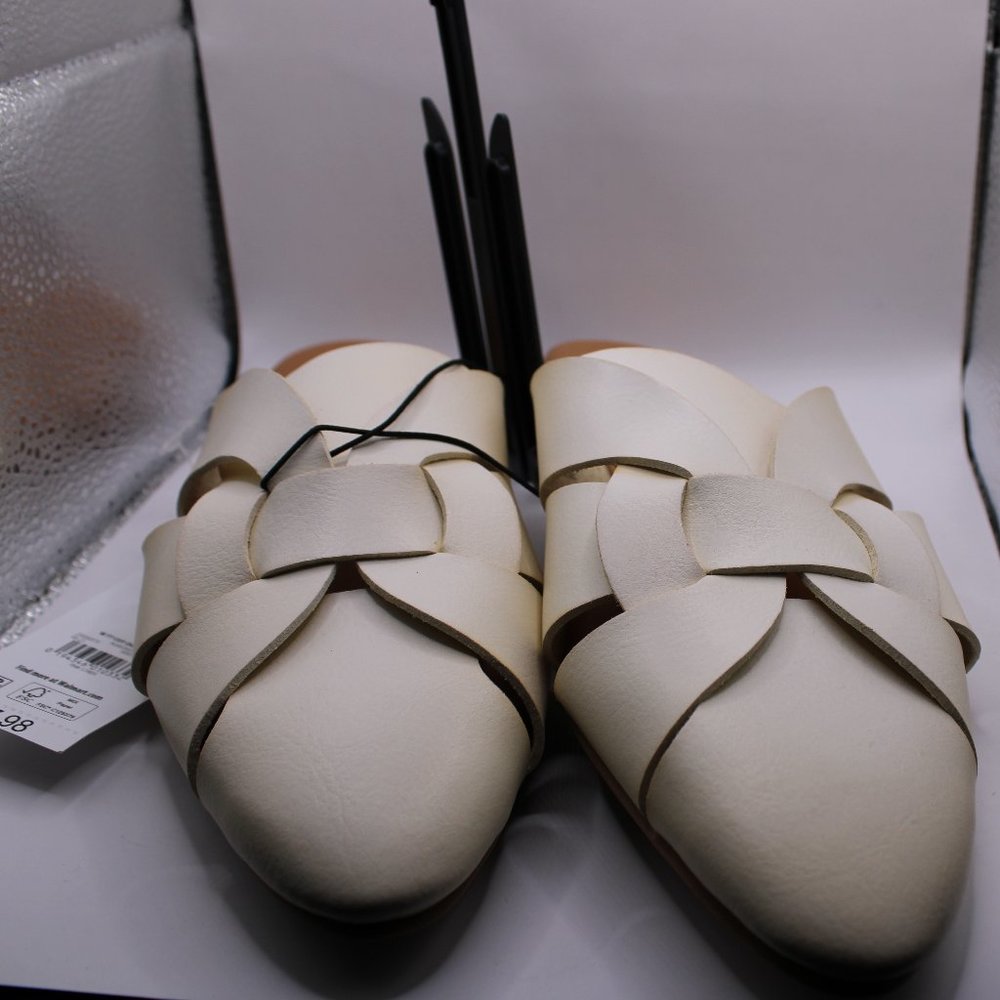 Cream leather flip flop sandals.